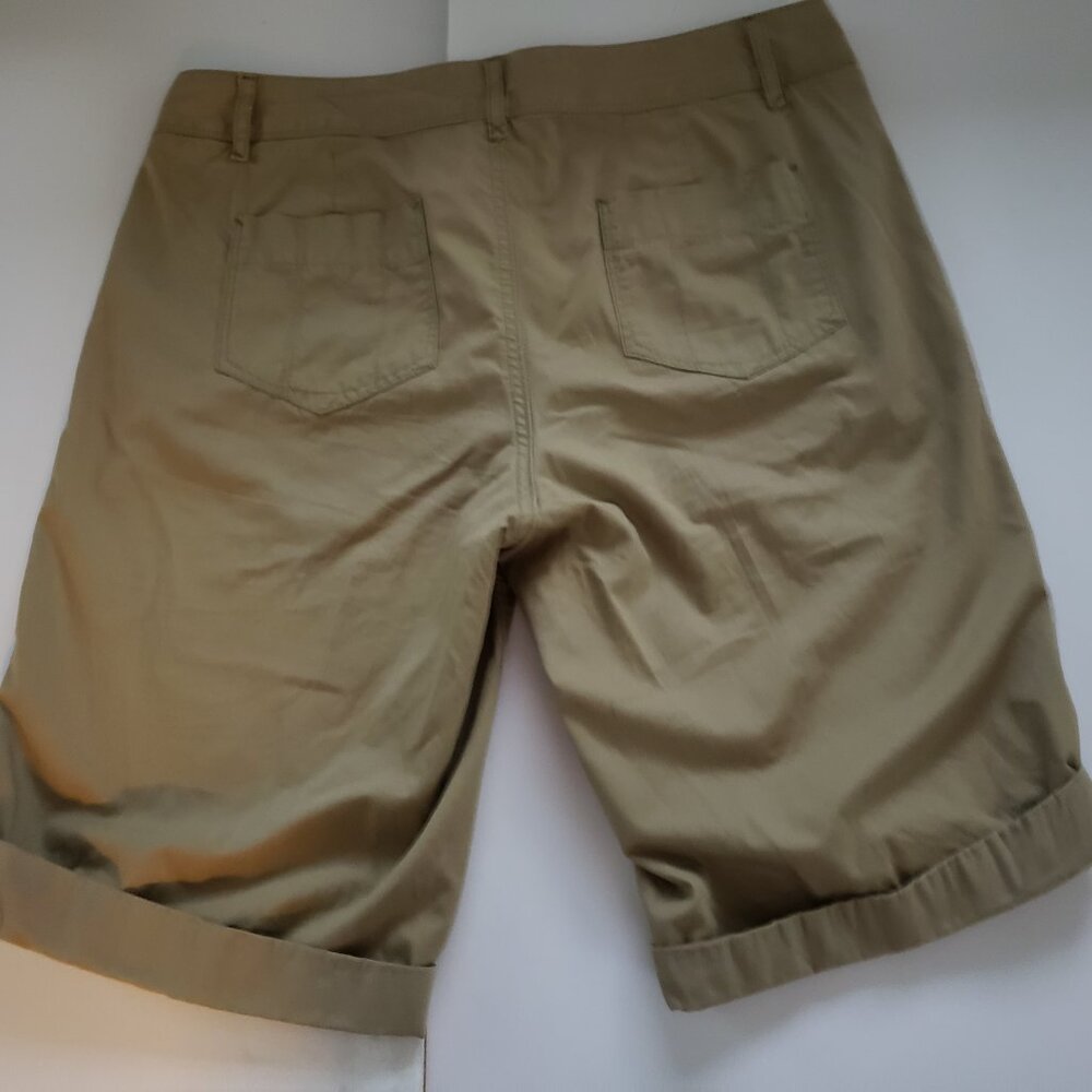 NWOT Eddie Bauer Sz 4 Shorts w/ Button Cuffs Khaki Waist 31" Inseam 11" B26